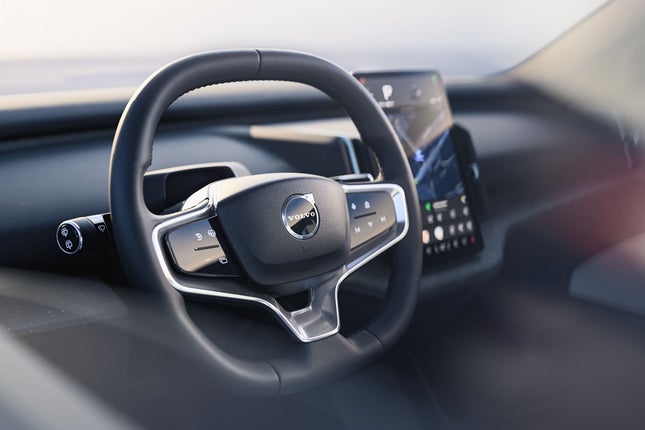 Primer plano del volante de la Volvo EX30 2025